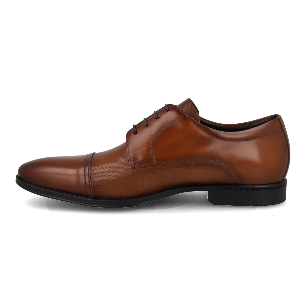 Vista lateral esquerda do sapato social masculino Constantino 4220 na cor whisky, mostrando acabamento e costuras.